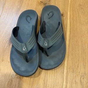 Olukai Ulele Flip Flops in Storm Size 11